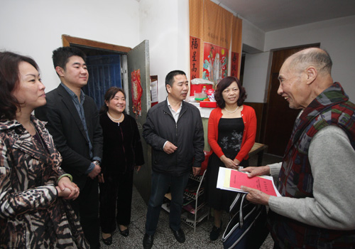  /></span></p><p><span style=font-size:16px;>    </span></p><p>    <span style=font-size: 16px;>4月4日下午，我院党委书记孙太平的带领下，院纪检书记吴丽、离退休党支部挂点领导丰亮副院长、党办主任杨静月等一行5人来到医院离退休老党员韩数芝、王惠文家中送学上门。</span></p><p><span style=font-size: 16px;>    医院领导为2位老党员送上了《论群众路线——重要论述摘编》、《厉行节约能反对浪费——重要论述摘编》等群众路线教育实践活动学习资料及学习本，并讲述了中央开展此项活动的目的和意义。韩数芝、王惠文2位党员今年都已经80多岁，行动不便，接到医院领导送上的资料后十分激动，十分感谢党对他们的关心，专门为他们送学上门，他们说*定会好好学习，继续关心党，关心支部活动。同时，医院*导还听取2位老党员在医院开展党的群众路线教育实践活动意见。</span></p><p><span style=font-family: 'Times New Roman'; font-size: 16px;> </span></p><p><span style=font-size:16px;></span></p><p><span style=font-family:Times New Roman;font-size:16px;> </span></p></p>
    </div>
	        </div>
    </div>
	<!--底部-->
	<style>
#_ideConac{position:absolute;top:0;left:0;}
</style>
<div class=