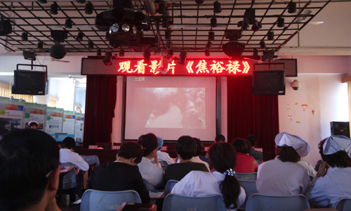  /></p><p>     </p><p>    为深入学习贯彻习近平总书记在河南兰考调研指导党的群众路线教育实践活动时的重要讲话精神，推进教育实践活动深入开展，4月10日下午，我院组织了全体中层干部及党员代表200余人观看电影《焦裕禄》。</p><p>    影片《焦裕禄》再现了50年前焦裕禄在兰考县工作一年零三个月的事迹。他任兰考县县委书记期间深入基层，访贫问苦，带领全县干部群众一起与自然灾害进行顽强斗争，改善当地群众生活。看着银幕上焦裕禄在兰考县一风沙、冒雨雪带领全县干部群众抗击自然灾害，最终因病倒下的场景，在座的干部党员无不为之动容落泪。</p><p>    影片播放结束后，院党委书记孙太平说，教育实践活动的主题与焦裕禄精神是高度契合，要把学习弘扬焦裕禄精神作为一条红线贯穿活动始终，做到深学、细照、笃行。他号召全体干部党员学习弘扬焦裕禄同志的公仆情怀、求实作风和“任何时候都不搞特殊化”的道德情操。他提出，要把焦裕禄精神作为一面镜子，从里到外、从上到下反复照*照自己，深入查摆自己在思想境界、素质能力、作风形象等方面存在的问题和不足，努力向焦裕禄同志看齐，努力做焦裕禄式的好党员、好干部。</p><p>    医院院长崔维奇随后指出，各级领导干部要把焦裕禄作为立身立行立言立德的标杆和榜样，践行“三严三实”要求，进一步查找思想上、作风上的差距，查找整改工作中的问题和不足，从严从实推进深化整改。要牢记民心与民生，时刻把百姓冷暖忧乐放在心头，擅于应用我党的“三大法宝”为群众谋利益，始终在思想上、政治上、作风上保持先进性和纯洁性。</p><p>随后，医院召开了“2014年南昌市第三医院纪检监查暨纠风工作会议”。院纪检书记吴丽萍作了2013年医院纪纪检监查暨纠风工作报告，部署了医院2014年纪检监察和纠风工作。她号召全体党员干部以焦裕禄精神为镜，深入查摆思想境界等方面存在的问题和不足，要把自己摆进去，始终绷紧党风廉政建设这根弦，深入查摆，勇于剖析，大力整改，切实解决“四风”方面的问题，医院对收受“红包”、“回扣”、不合理用药、商业贿赂等*系列损害群众利益的案件*律严惩不贷。</p><p></p></p>
    </div>
	        </div>
    </div>
	<!--底部-->
	<style>
#_ideConac{position:absolute;top:0;left:0;}
</style>
<div class=